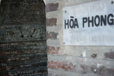 Nhem nhuốc di tích cổ quanh hồ Gươm trước Đại lễ - 1