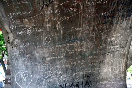 Nhem nhuốc di tích cổ quanh hồ Gươm trước Đại lễ - 3