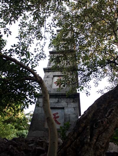 Nhem nhuốc di tích cổ quanh hồ Gươm trước Đại lễ - 11