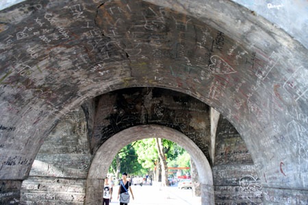 Nhem nhuốc di tích cổ quanh hồ Gươm trước Đại lễ - 2