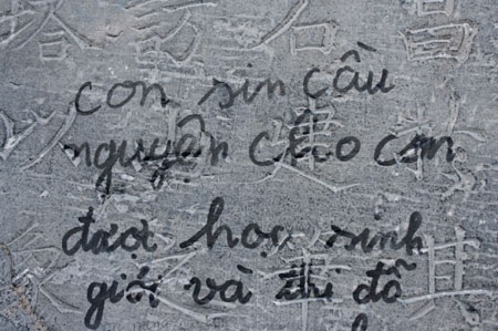 Nhem nhuốc di tích cổ quanh hồ Gươm trước Đại lễ - 13