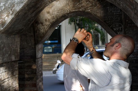 Nhem nhuốc di tích cổ quanh hồ Gươm trước Đại lễ - 10