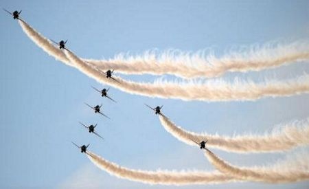 Máy bay trình diễn “đổ màu” trên bầu trời Italia - 12