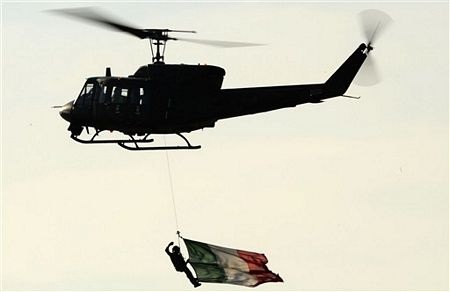 Máy bay trình diễn “đổ màu” trên bầu trời Italia - 5