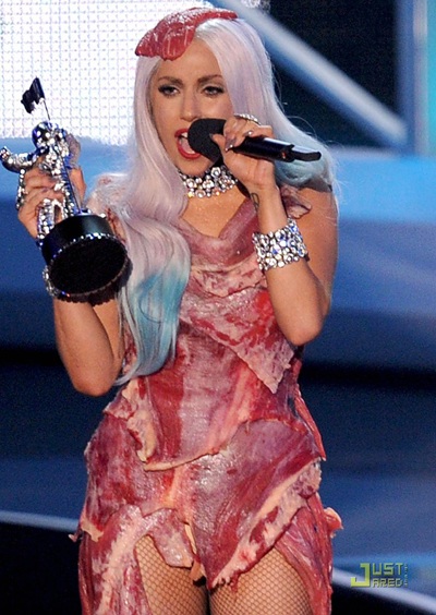 Lady Gaga mặc váy... thịt lên sân khấu - 7 Lady Gaga mặc váy... thịt lên sân khấu - 7