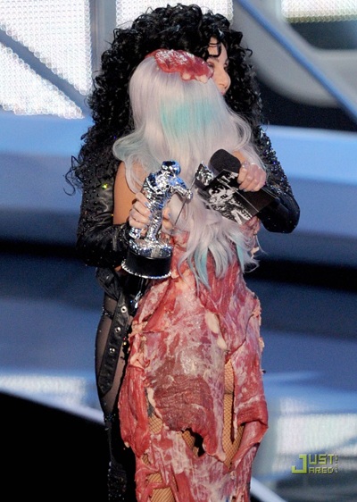 Lady Gaga mặc váy... thịt lên sân khấu - 2 Lady Gaga mặc váy... thịt lên sân khấu - 2