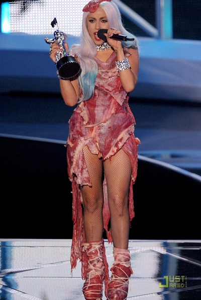 Lady Gaga mặc váy... thịt lên sân khấu - 3 Lady Gaga mặc váy... thịt lên sân khấu - 3