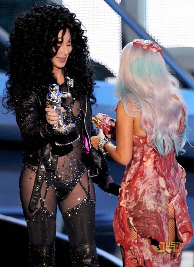Lady Gaga mặc váy... thịt lên sân khấu - 5 Lady Gaga mặc váy... thịt lên sân khấu - 5