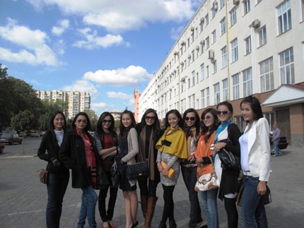 Nhan sắc Việt khoe sắc ở Châu Âu - 1