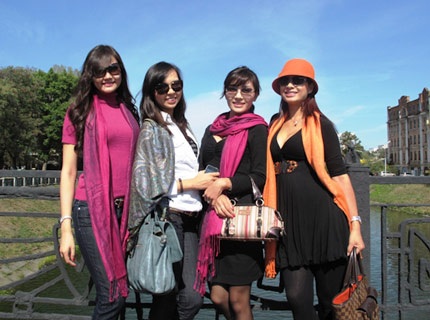 Nhan sắc Việt khoe sắc ở Châu Âu - 11