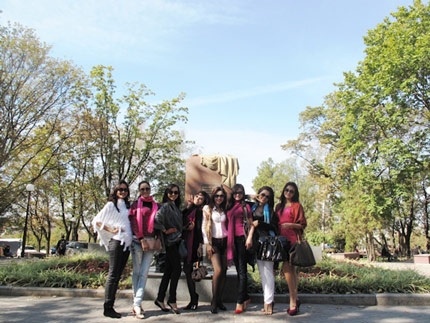 Nhan sắc Việt khoe sắc ở Châu Âu - 3