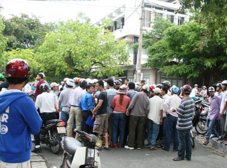 Náo loạn khu phố vì khổ chủ mất xe máy tóm được “kẻ trộm” - 3 Náo loạn khu phố vì khổ chủ mất xe máy tóm được “kẻ trộm” - 3