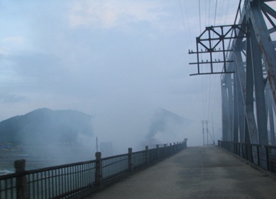 Khói độc bủa vây xóm làng - 5