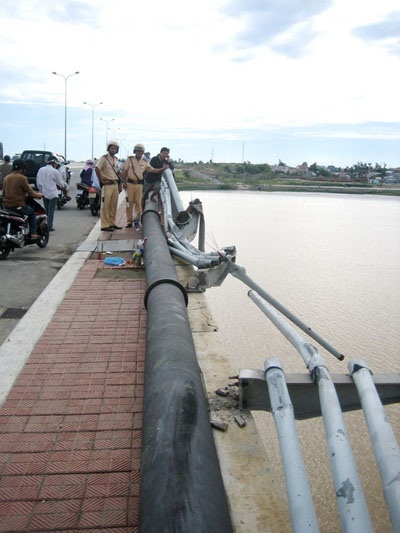 Xe đầu kéo cùng tài xế “bay” qua cầu, lao xuống sông Hàn - 1 Xe đầu kéo cùng tài xế “bay” qua cầu, lao xuống sông Hàn - 1