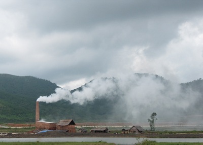 Khói độc bủa vây xóm làng - 1