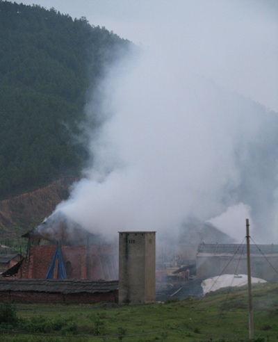 Khói độc bủa vây xóm làng - 2