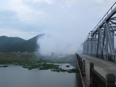 Khói độc bủa vây xóm làng - 3