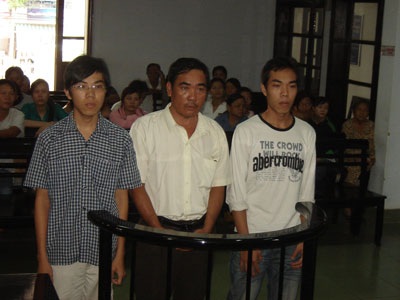Ba cha con hầu tòa vì cùng hành hung cháu ruột - 1 Ba cha con hầu tòa vì cùng hành hung cháu ruột - 1