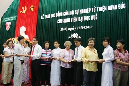 Thừa Thiên - Huế: 100 suất học bổng cho sinh viên nghèo hiếu học - 1
