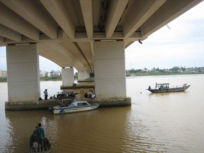 Xe đầu kéo cùng tài xế “bay” qua cầu, lao xuống sông Hàn - 2 Xe đầu kéo cùng tài xế “bay” qua cầu, lao xuống sông Hàn - 2