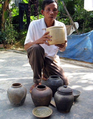 Đào rãnh thoát nước, phát hiện cổ vật thời Trần - Lê - 1