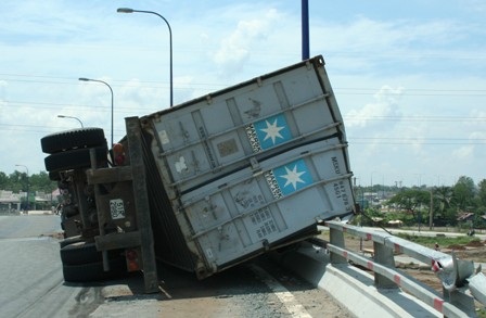 Nổ lốp, xe container lật nhào trên cầu Cát Lái - 2