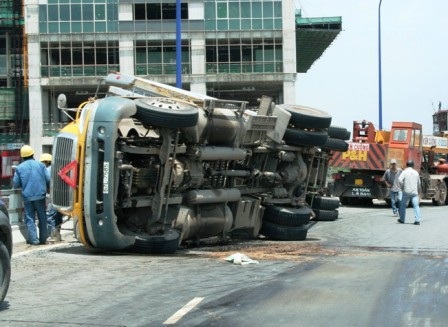 Nổ lốp, xe container lật nhào trên cầu Cát Lái - 1