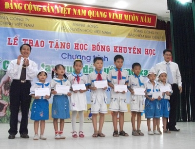 Nghệ An: 20 suất học bổng cho HS nghèo hiếu học - 1 Nghệ An: 20 suất học bổng cho HS nghèo hiếu học - 1