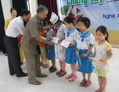 Nghệ An: 20 suất học bổng cho HS nghèo hiếu học - 2 Nghệ An: 20 suất học bổng cho HS nghèo hiếu học - 2