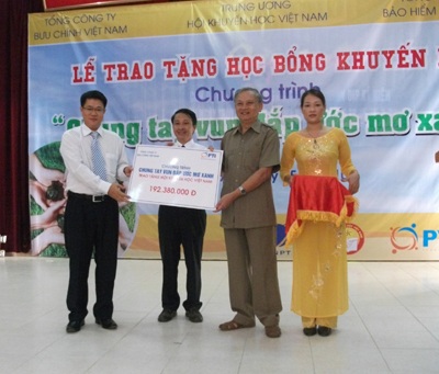 Nghệ An: 20 suất học bổng cho HS nghèo hiếu học - 3 Nghệ An: 20 suất học bổng cho HS nghèo hiếu học - 3