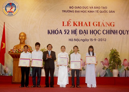 Sinh viên ĐH Kinh tế Quốc dân dự khai giảng năm học mới - 1