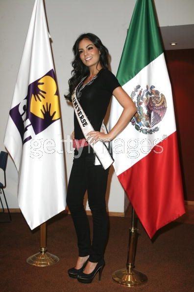 Hoa hậu Hoàn vũ hoạt động từ thiện ngay khi về nhà - 2 Hoa hậu Hoàn vũ hoạt động từ thiện ngay khi về nhà - 2