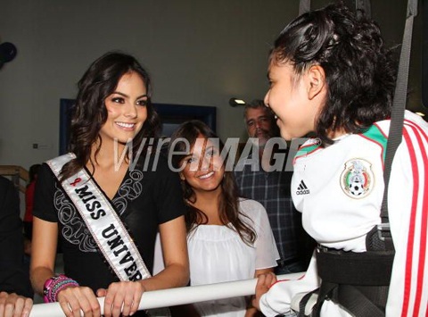 Hoa hậu Hoàn vũ hoạt động từ thiện ngay khi về nhà - 11 Hoa hậu Hoàn vũ hoạt động từ thiện ngay khi về nhà - 11