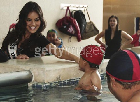 Hoa hậu Hoàn vũ hoạt động từ thiện ngay khi về nhà - 15 Hoa hậu Hoàn vũ hoạt động từ thiện ngay khi về nhà - 15