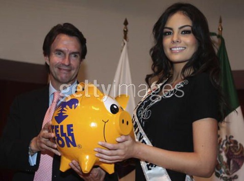 Hoa hậu Hoàn vũ hoạt động từ thiện ngay khi về nhà - 6 Hoa hậu Hoàn vũ hoạt động từ thiện ngay khi về nhà - 6