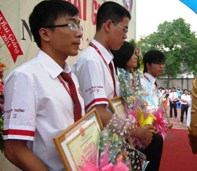 “Em sẽ đi gia sư kiếm tiền trang trải việc học” - 1 “Em sẽ đi gia sư kiếm tiền trang trải việc học” - 1