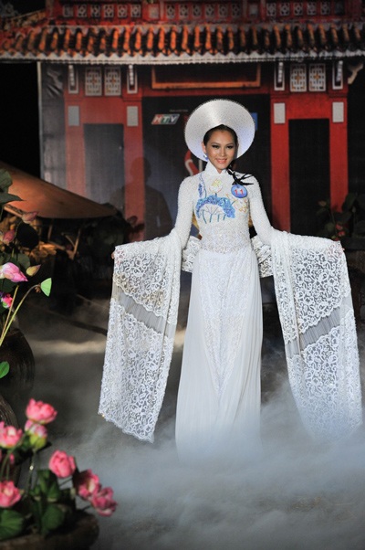 Thí sinh Siêu mẫu 2010 trình diễn áo dài - 10 Thí sinh Siêu mẫu 2010 trình diễn áo dài - 10