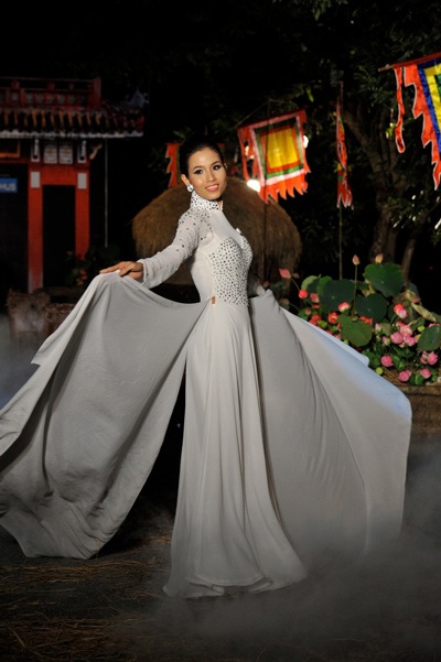 Thí sinh Siêu mẫu 2010 trình diễn áo dài - 11 Thí sinh Siêu mẫu 2010 trình diễn áo dài - 11