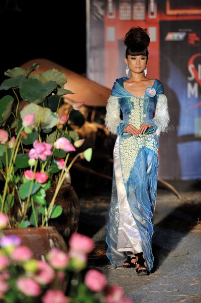 Thí sinh Siêu mẫu 2010 trình diễn áo dài - 2 Thí sinh Siêu mẫu 2010 trình diễn áo dài - 2