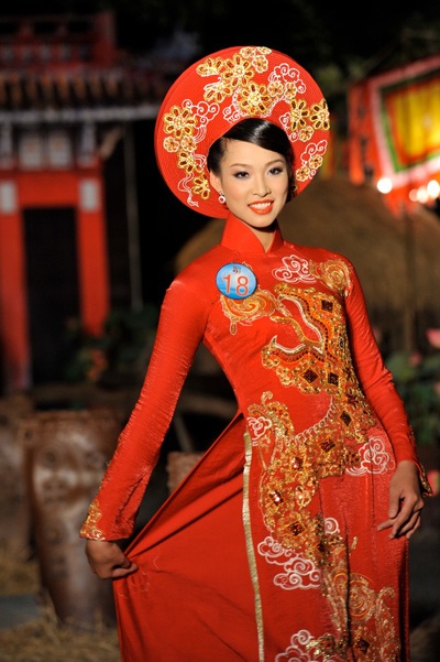 Thí sinh Siêu mẫu 2010 trình diễn áo dài - 20 Thí sinh Siêu mẫu 2010 trình diễn áo dài - 20