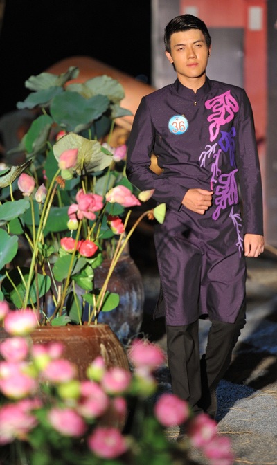 Thí sinh Siêu mẫu 2010 trình diễn áo dài - 22 Thí sinh Siêu mẫu 2010 trình diễn áo dài - 22