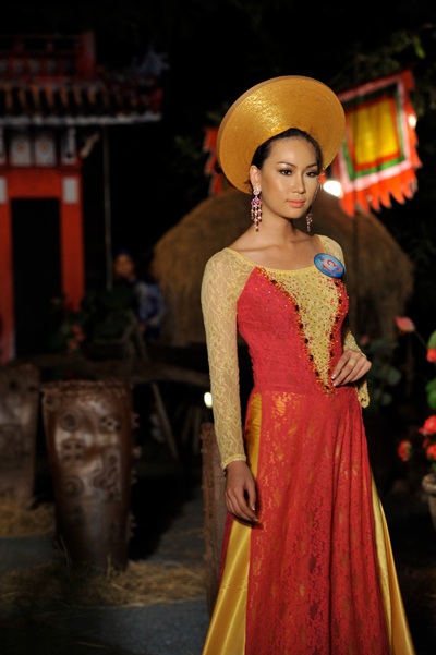 Thí sinh Siêu mẫu 2010 trình diễn áo dài - 25 Thí sinh Siêu mẫu 2010 trình diễn áo dài - 25