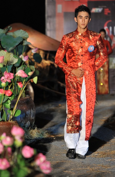 Thí sinh Siêu mẫu 2010 trình diễn áo dài - 26 Thí sinh Siêu mẫu 2010 trình diễn áo dài - 26
