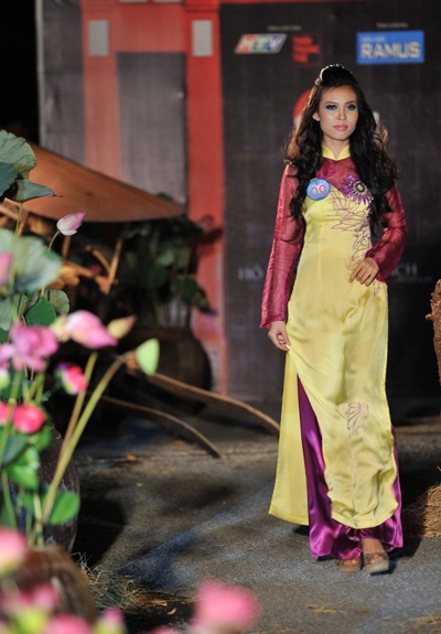Thí sinh Siêu mẫu 2010 trình diễn áo dài - 28 Thí sinh Siêu mẫu 2010 trình diễn áo dài - 28