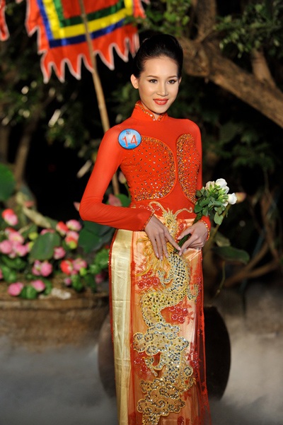 Thí sinh Siêu mẫu 2010 trình diễn áo dài - 3 Thí sinh Siêu mẫu 2010 trình diễn áo dài - 3