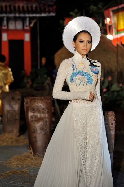 Thí sinh Siêu mẫu 2010 trình diễn áo dài - 30 Thí sinh Siêu mẫu 2010 trình diễn áo dài - 30