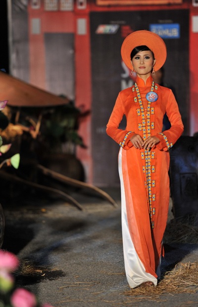 Thí sinh Siêu mẫu 2010 trình diễn áo dài - 31 Thí sinh Siêu mẫu 2010 trình diễn áo dài - 31