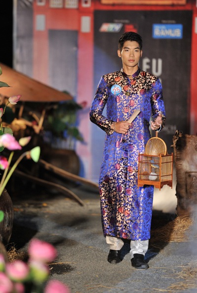 Thí sinh Siêu mẫu 2010 trình diễn áo dài - 32 Thí sinh Siêu mẫu 2010 trình diễn áo dài - 32