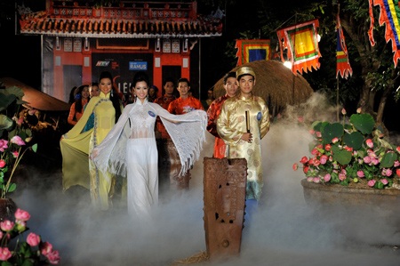 Thí sinh Siêu mẫu 2010 trình diễn áo dài - 35 Thí sinh Siêu mẫu 2010 trình diễn áo dài - 35