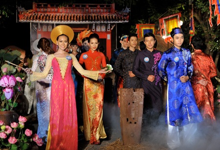Thí sinh Siêu mẫu 2010 trình diễn áo dài - 37 Thí sinh Siêu mẫu 2010 trình diễn áo dài - 37